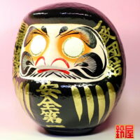 会社設立記念のお祝い品：安全第一だるま・左側面画像